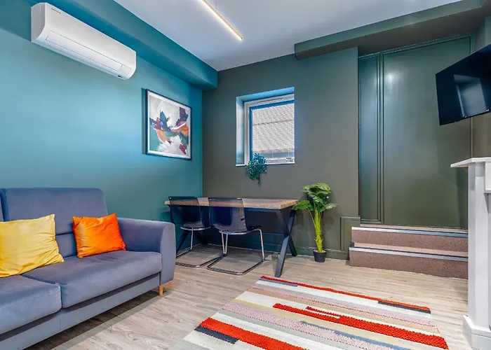 Premium Serviced Flat On Westbury High St 아파트 *